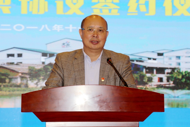 副校长陈应鑫与西乡塘区人民政府区长陆广平代表双方签署协议合影留念